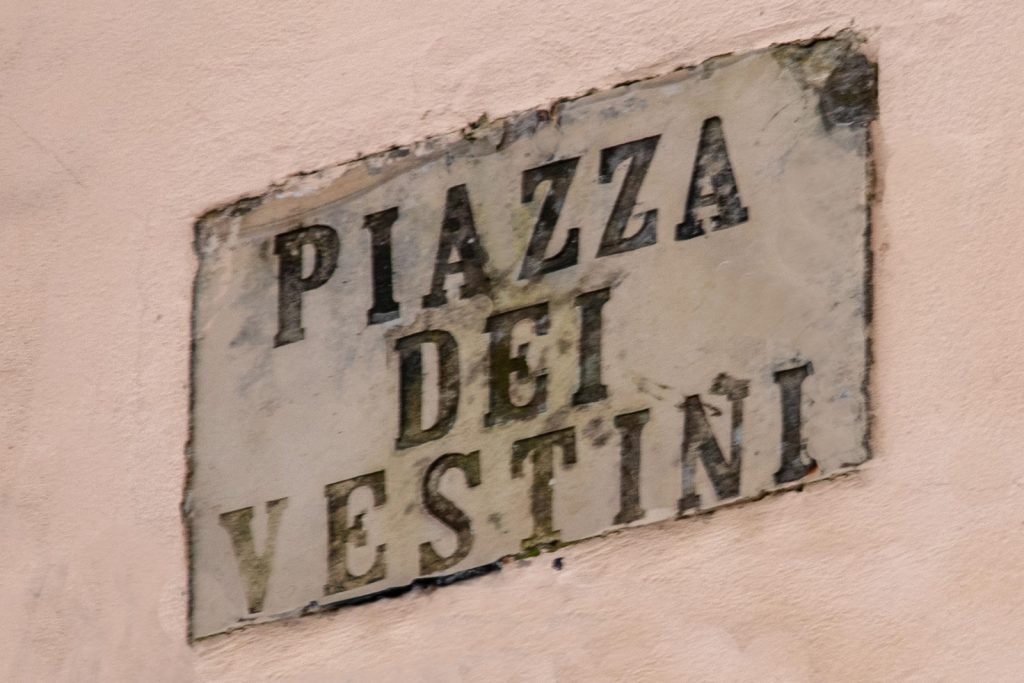 Piazza vestini